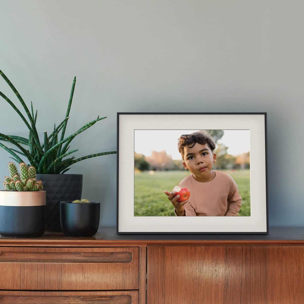 Aura Home - Aura Walden 15" Digital Wifi Photo Frame-Carbon with Paper Mat - Carbon (Dark)