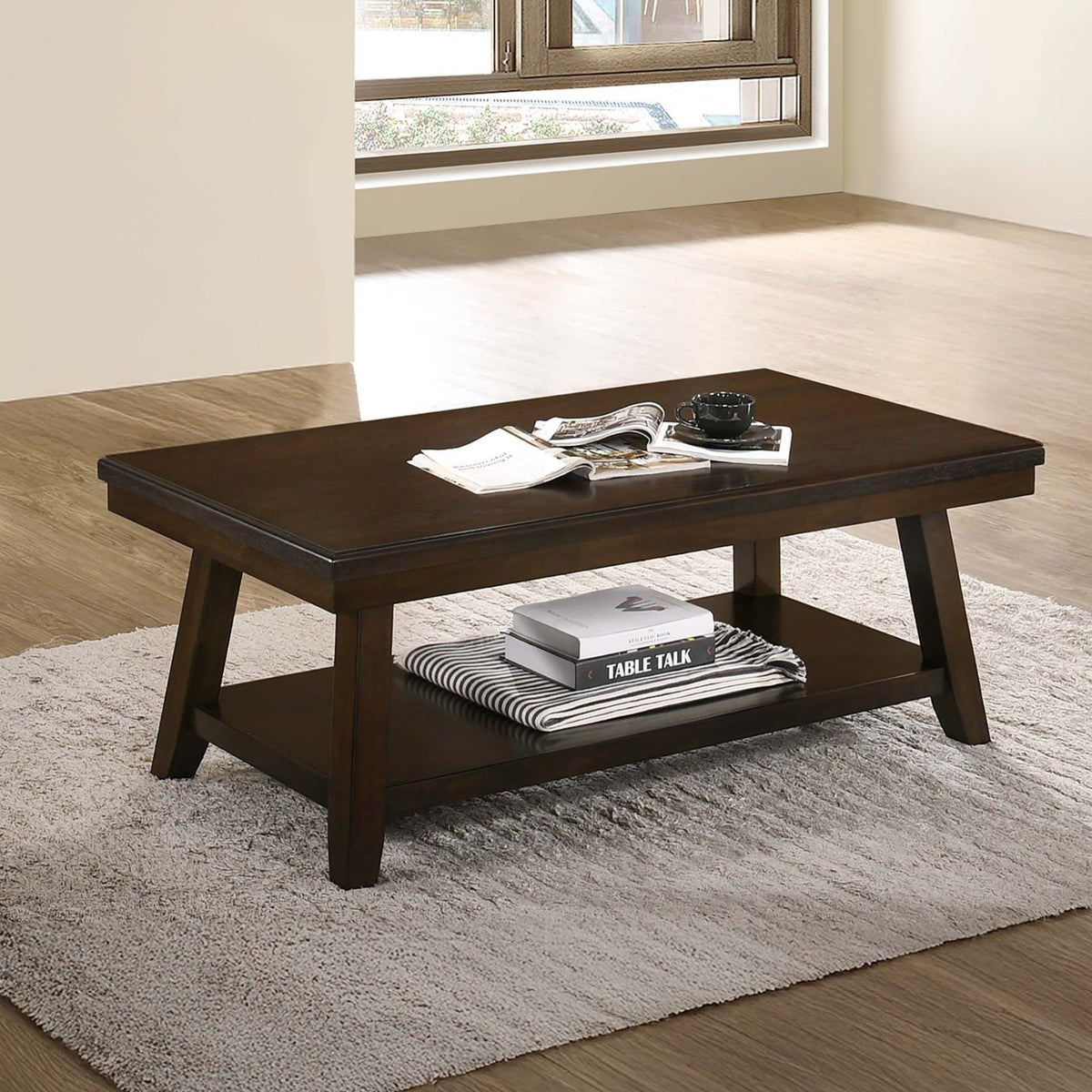 Mesa con estante de almacenamiento debajo