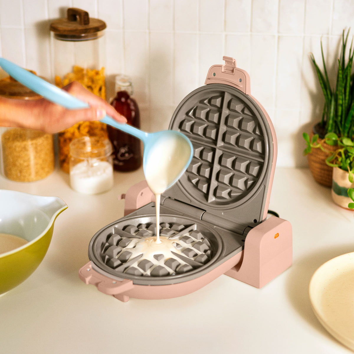 Bella - Fits-anywhere Kitchenware: Flip & Store Belgian Waffle Maker - Blossom
