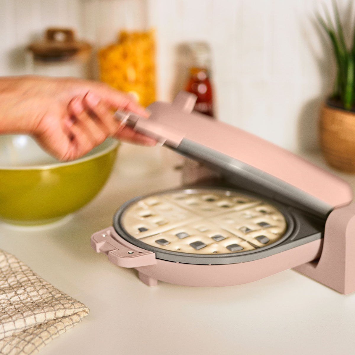 Bella - Fits-anywhere Kitchenware: Flip & Store Belgian Waffle Maker - Blossom