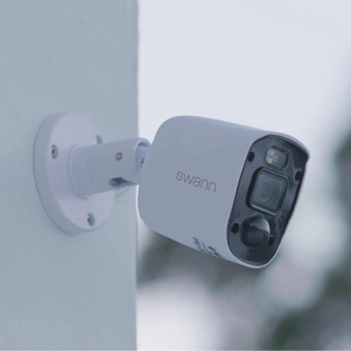 Swann - SwannForce 4K Security Camera System, 4x Bullet Analog CCTV Cameras, Microphone and Siren, DVR with 1TB Storage - White