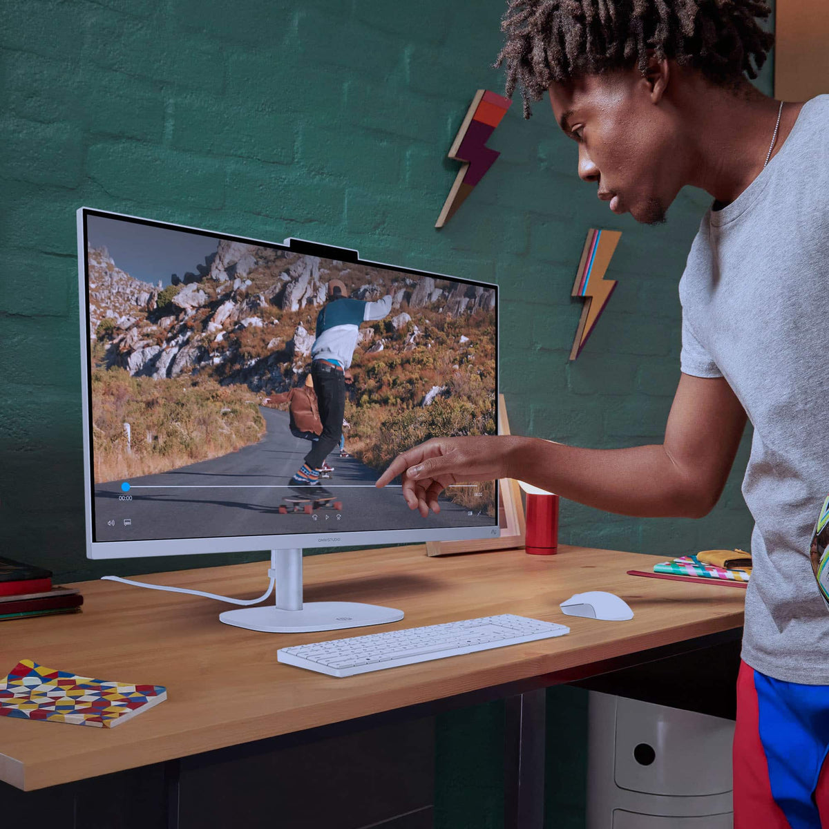 HP - OmniStudio 27" Full HD Touchscreen All-in-One w/ Adjustable Height - Intel Core Ultra 7 - 16GB Memory - 1TB SSD - Cotton White