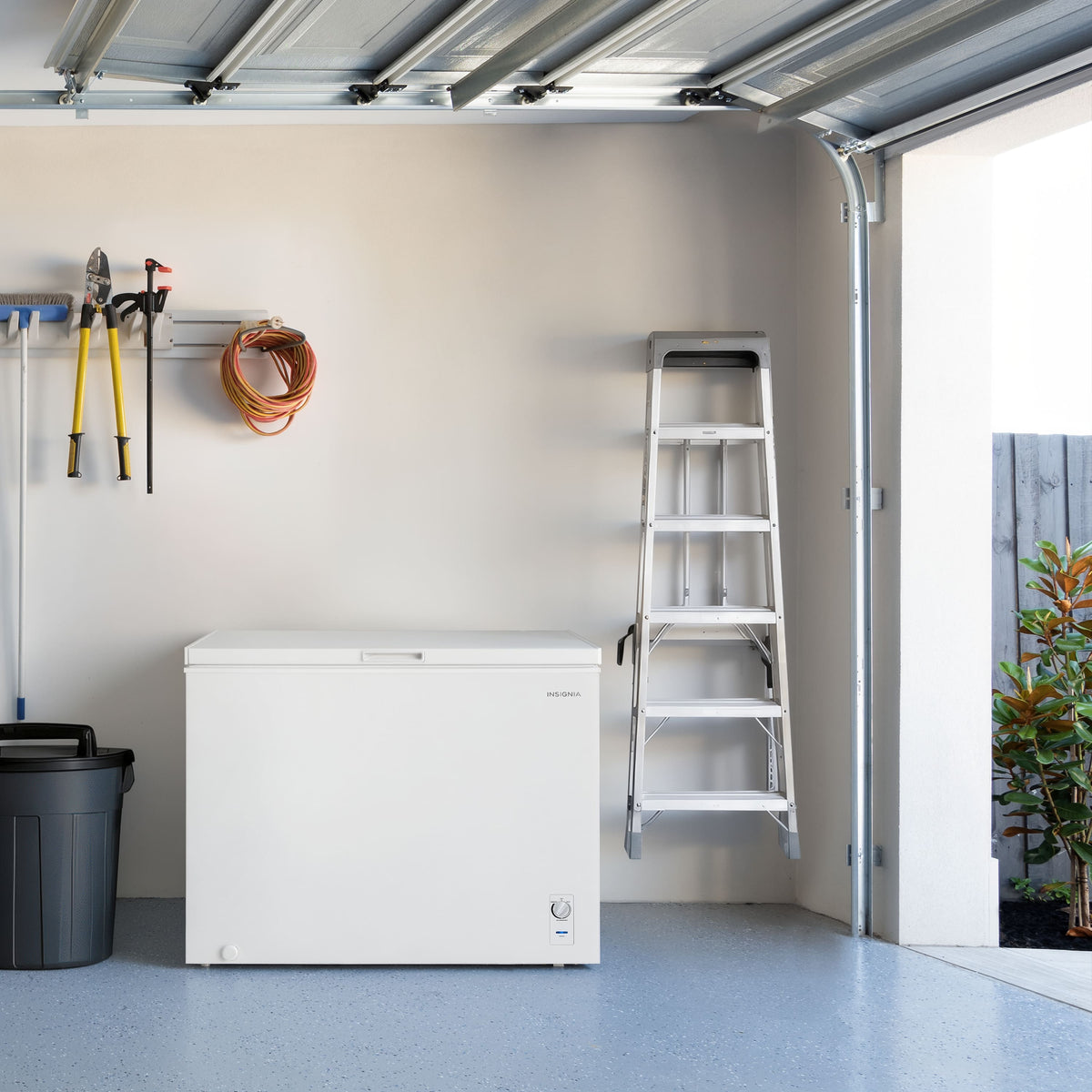 Insignia™ - 10.4 Cu. Ft. Manual Defrost Garage-Ready Chest Freezer - White