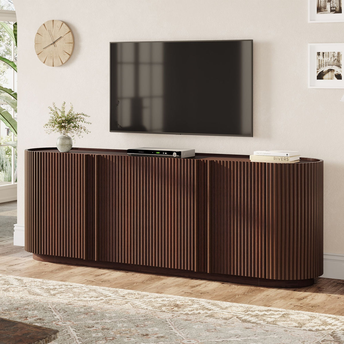 Mueble para TV con puerta de estilo tambor estriado