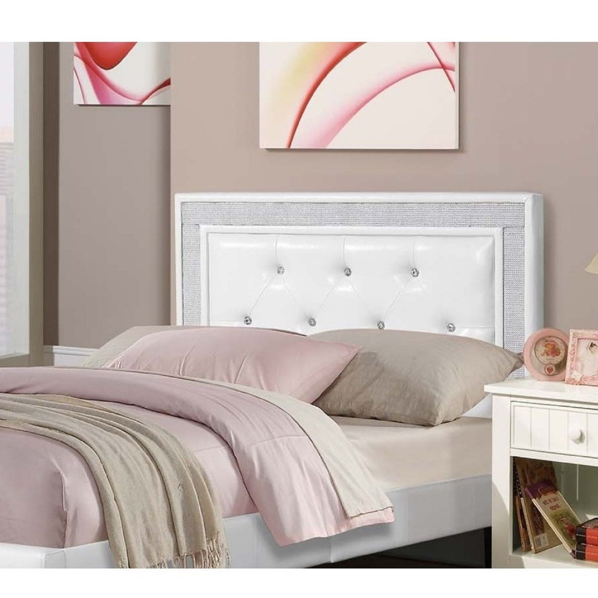 Cama de estilo glamuroso con cabecero acolchado y capitoné de diamantes