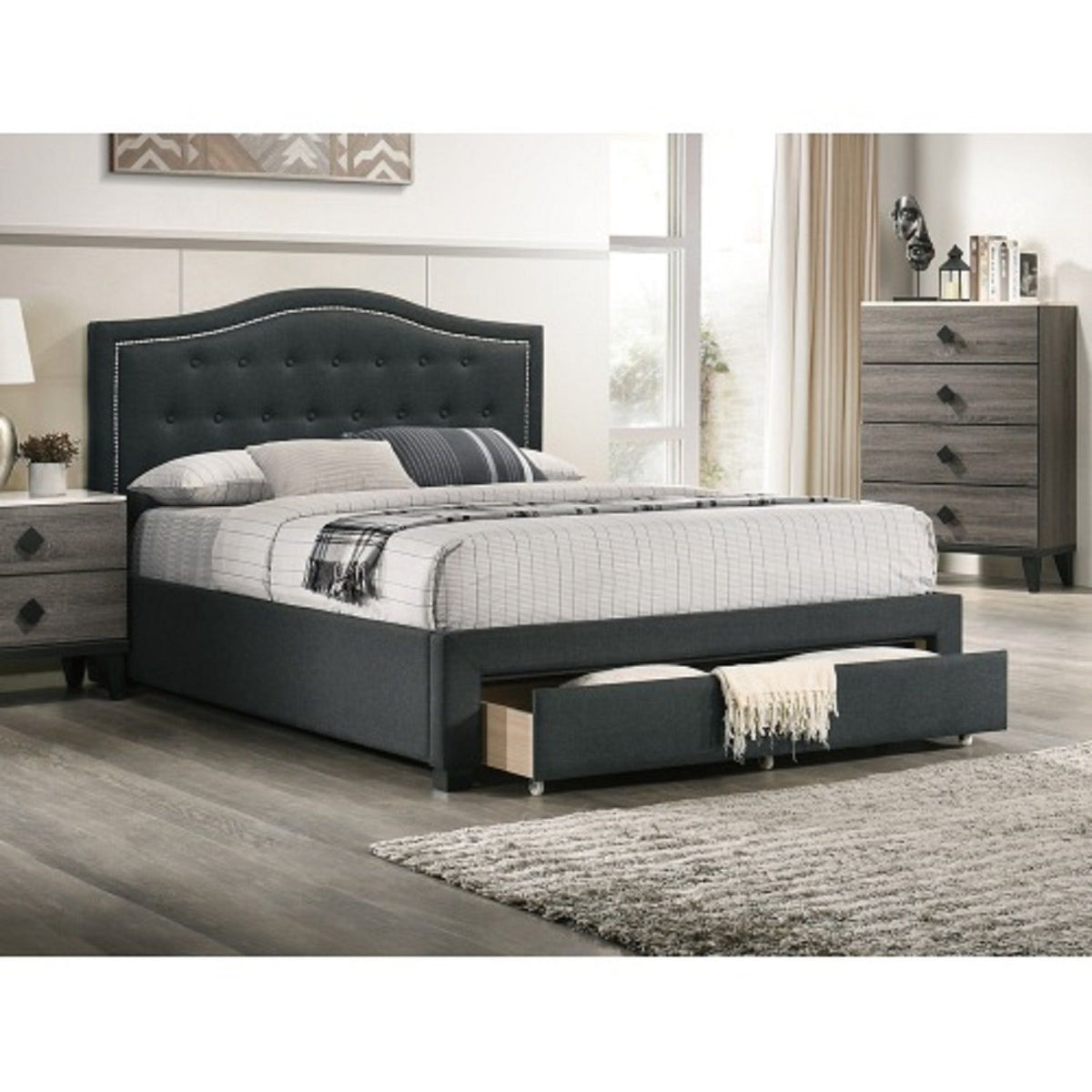 Cama moderna con cabecera de arco capitoné y piecero con almacenamiento