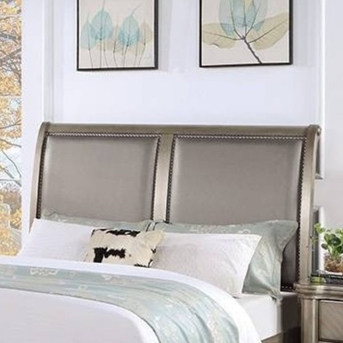 Cama con cabecero tapizado de 2 paneles y cajones en el piecero