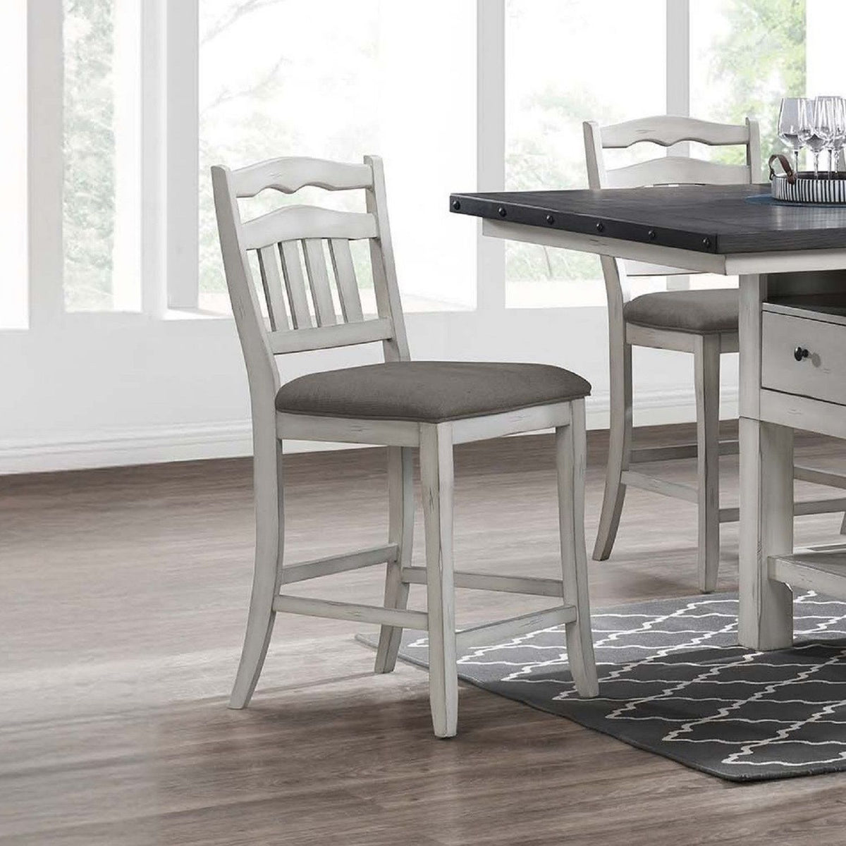 Sillas de comedor de altura de mostrador con cojín tapizado y diseño de respaldo de escalera (juego de 2) - Blanco antiguo