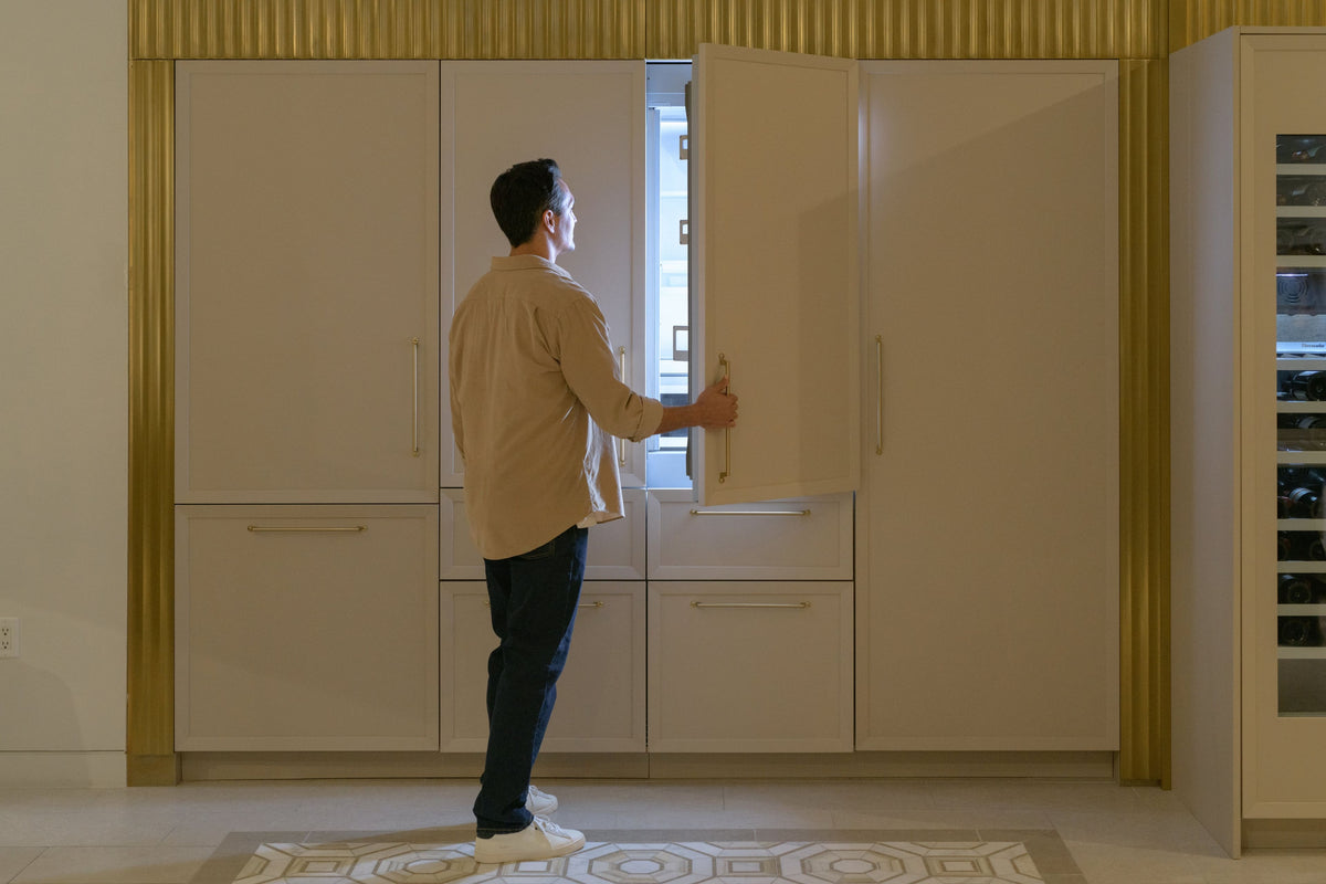 Thermador - Freedom Collection 48 in Wide 16.5 Cu. Ft. Smart Built-in Bottom Refrigerator - Custom Panel Ready