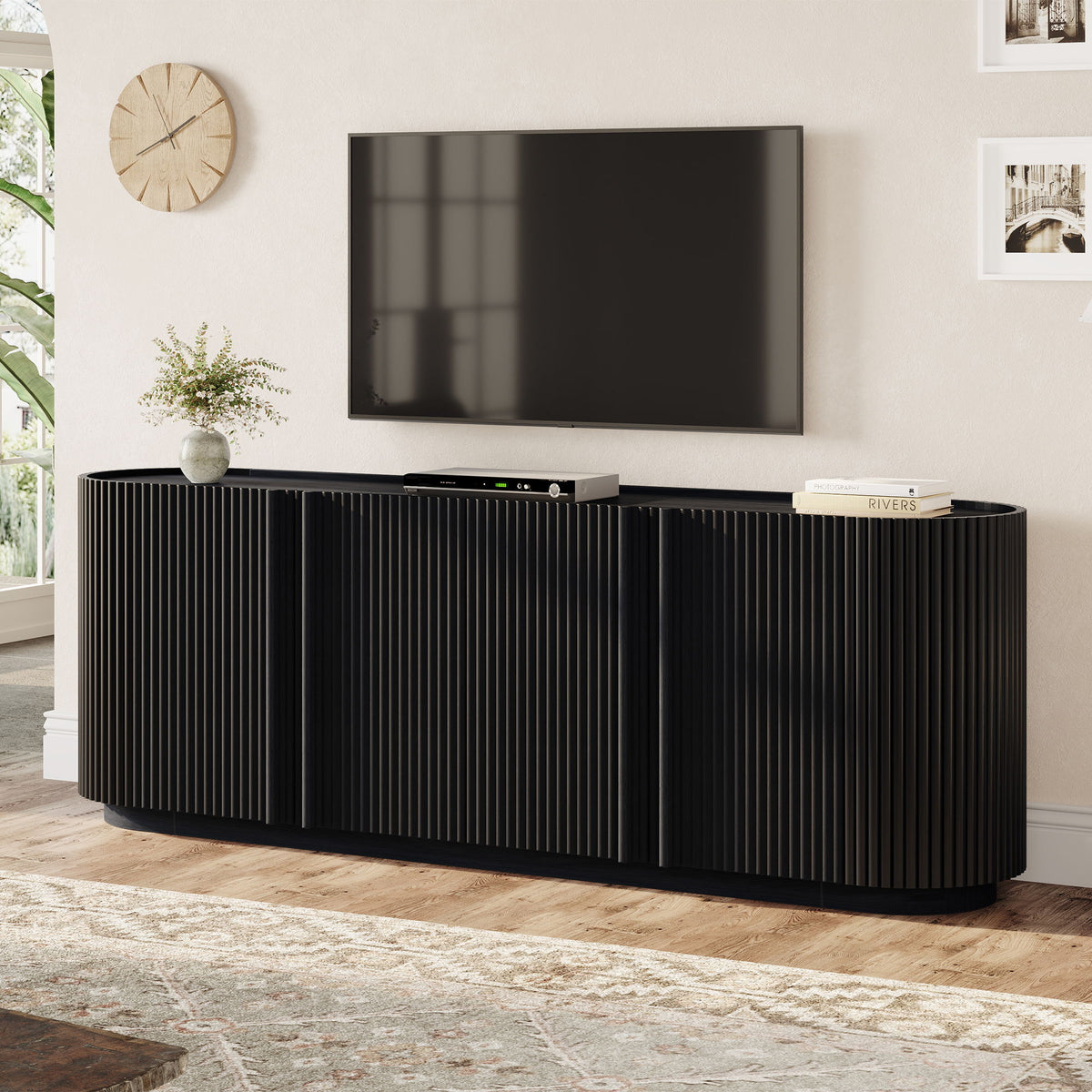 Mueble para TV con puerta de estilo tambor estriado