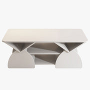 Mesa de centro de diseño geométrico con esquinas redondeadas y estantes abiertos