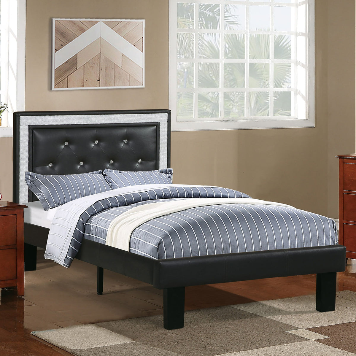 Cama de estilo glamuroso con cabecero acolchado y capitoné de diamantes