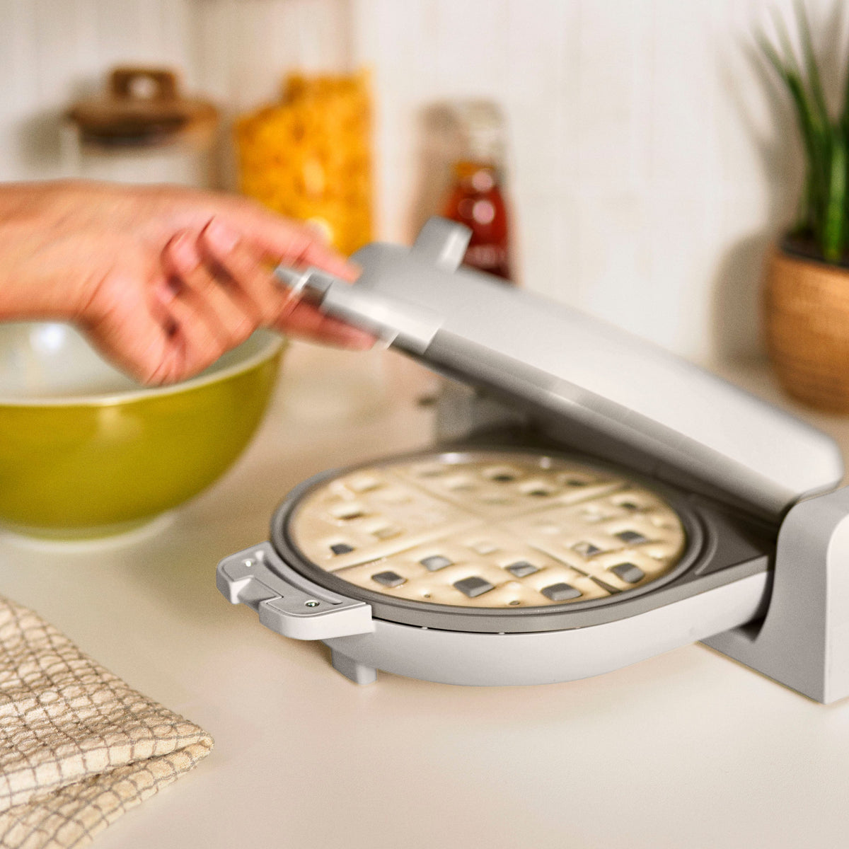Bella - Fits-anywhere Kitchenware: Flip & Store Belgian Waffle Maker - Oatmilk