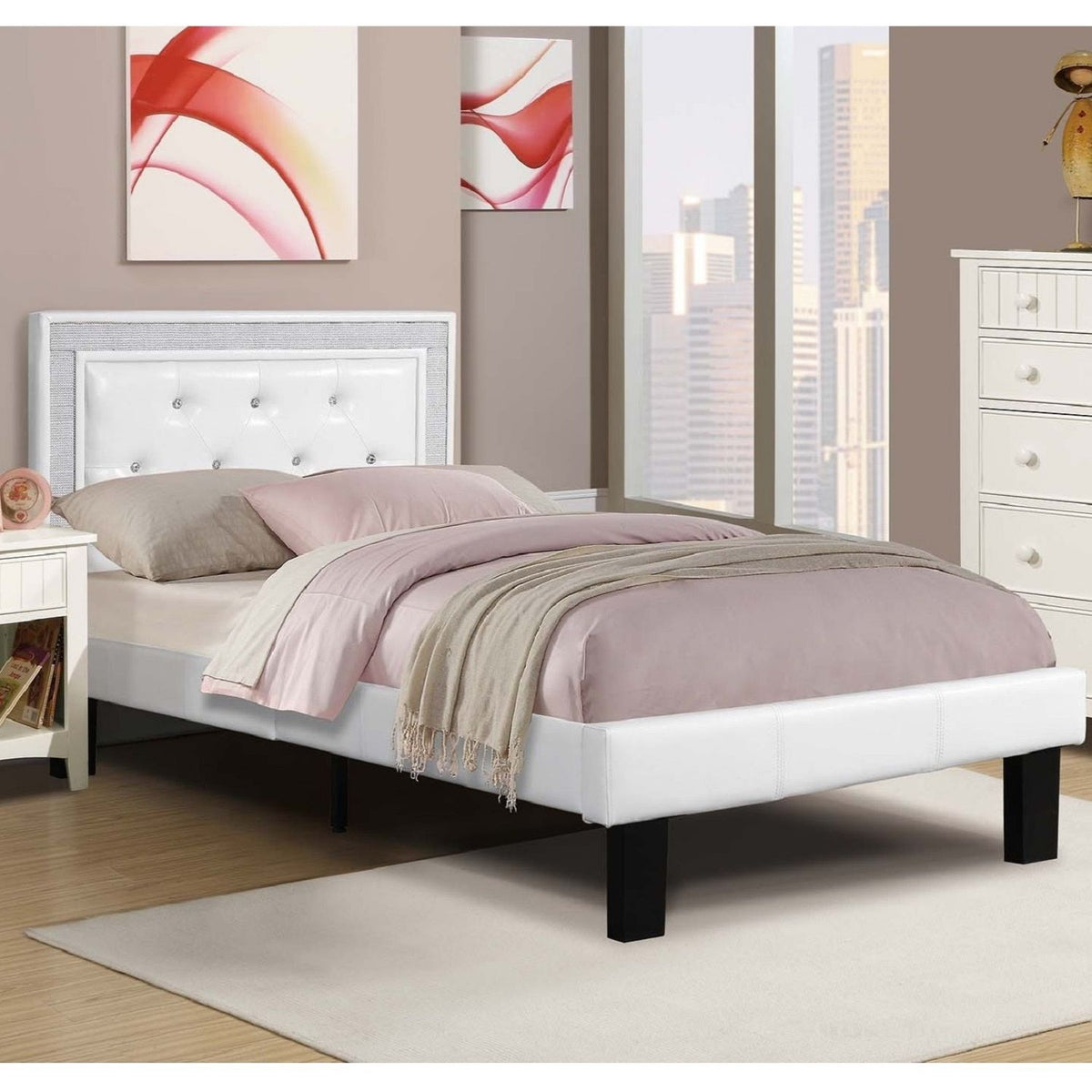 Cama de estilo glamuroso con cabecero acolchado y capitoné de diamantes
