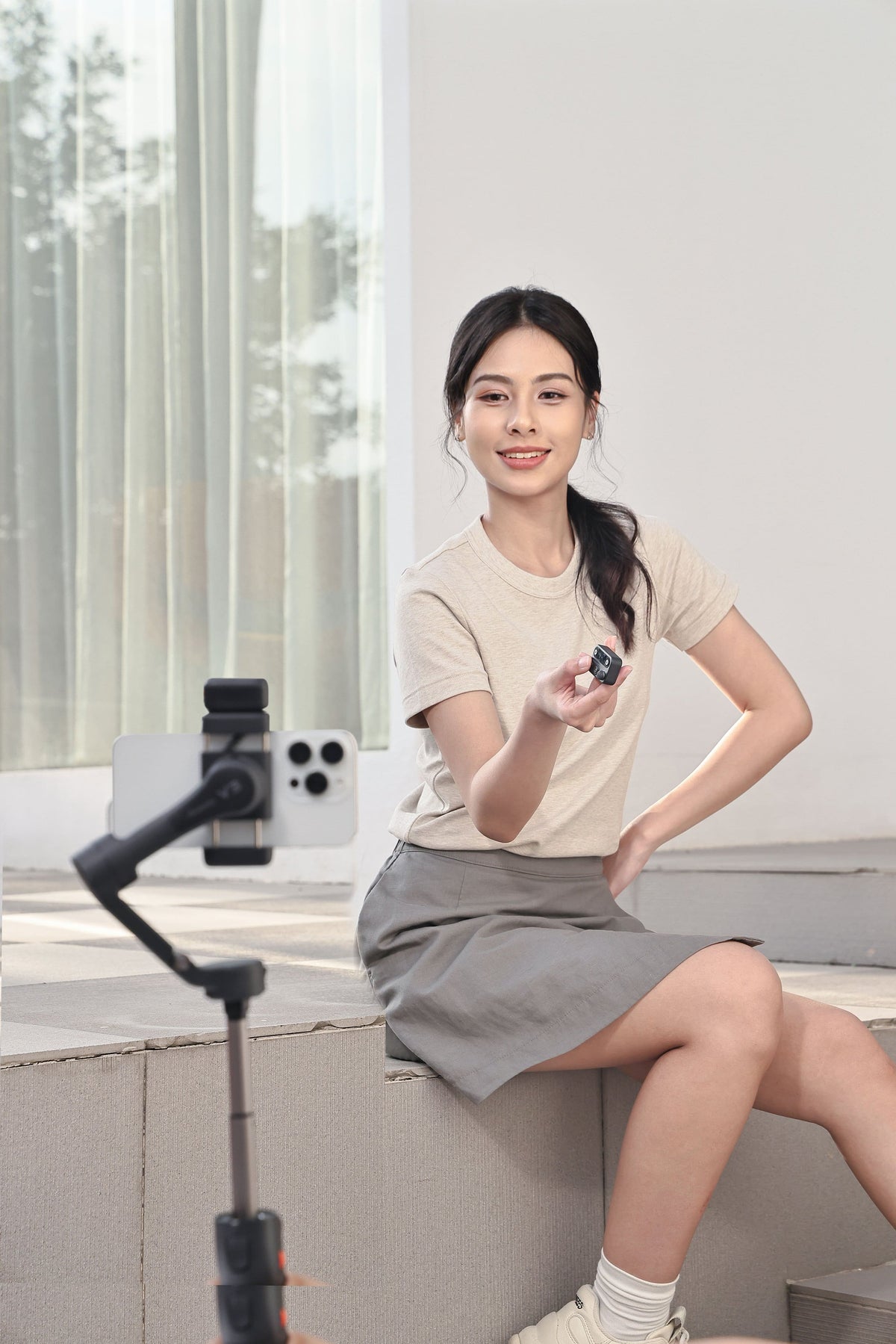 Hohem - iSteady V3 3-Axis Gimbal Stabilizer for Smartphone w/ AI Tracking, Detachable Remote, Extendable Pole, & Magnetic Light - Black