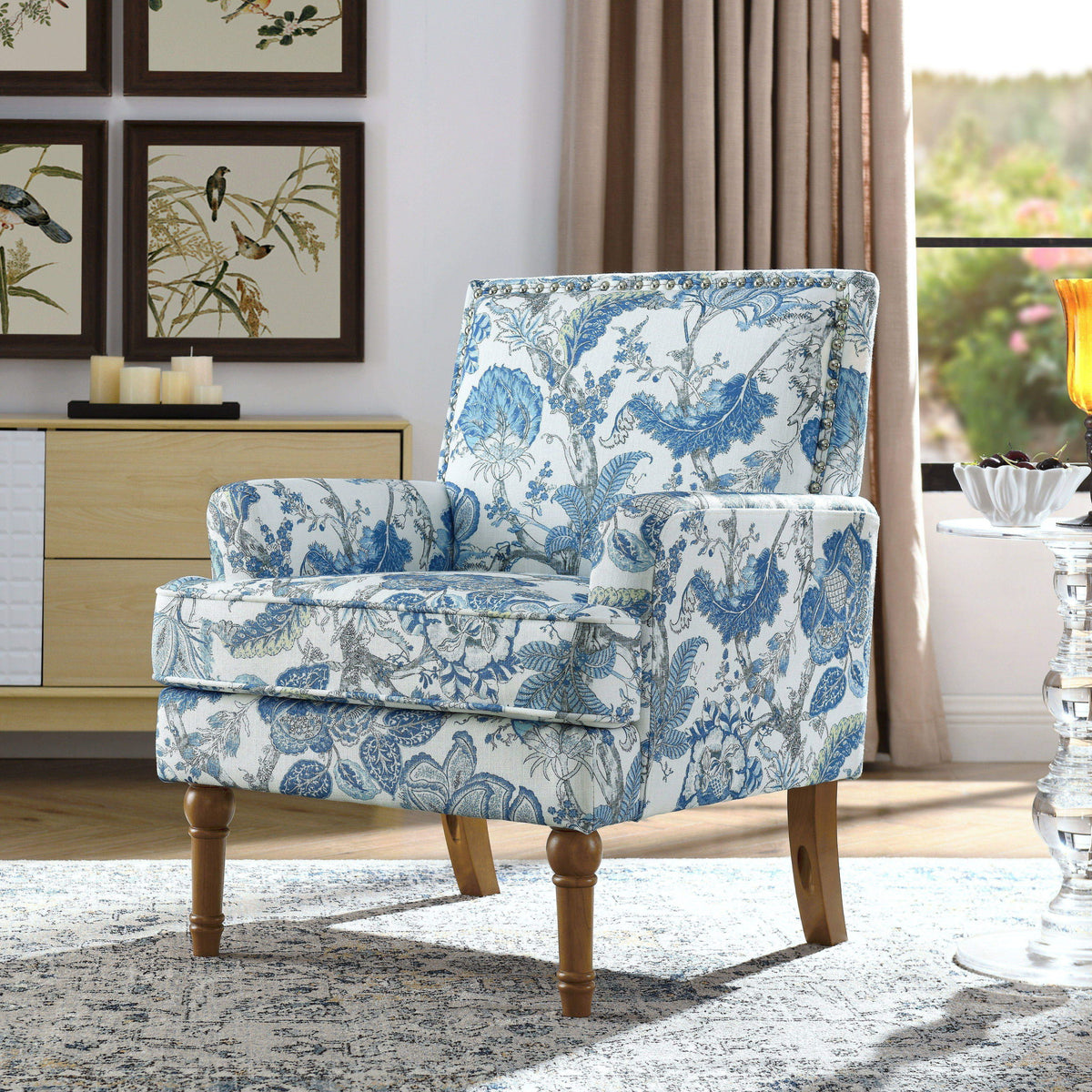 Sillón decorativo floral con ribete de tachuelas