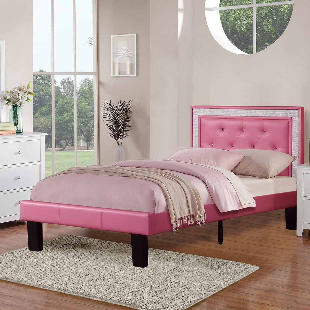 Cama de estilo glamuroso con cabecero acolchado y capitoné de diamantes