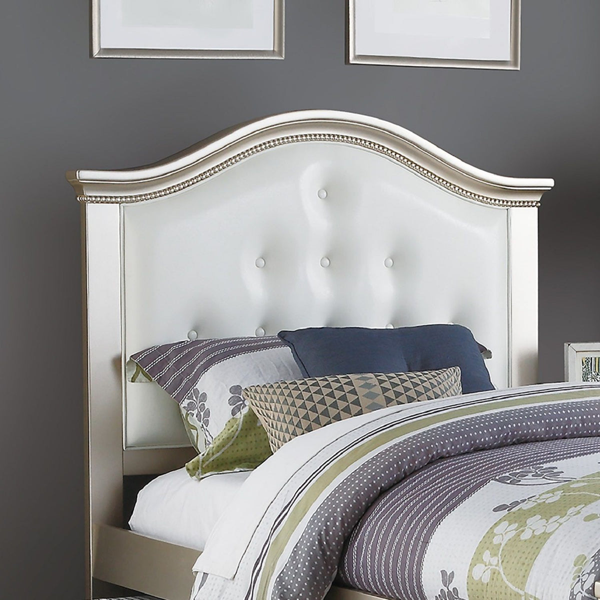 Cama de estilo contemporáneo con nido