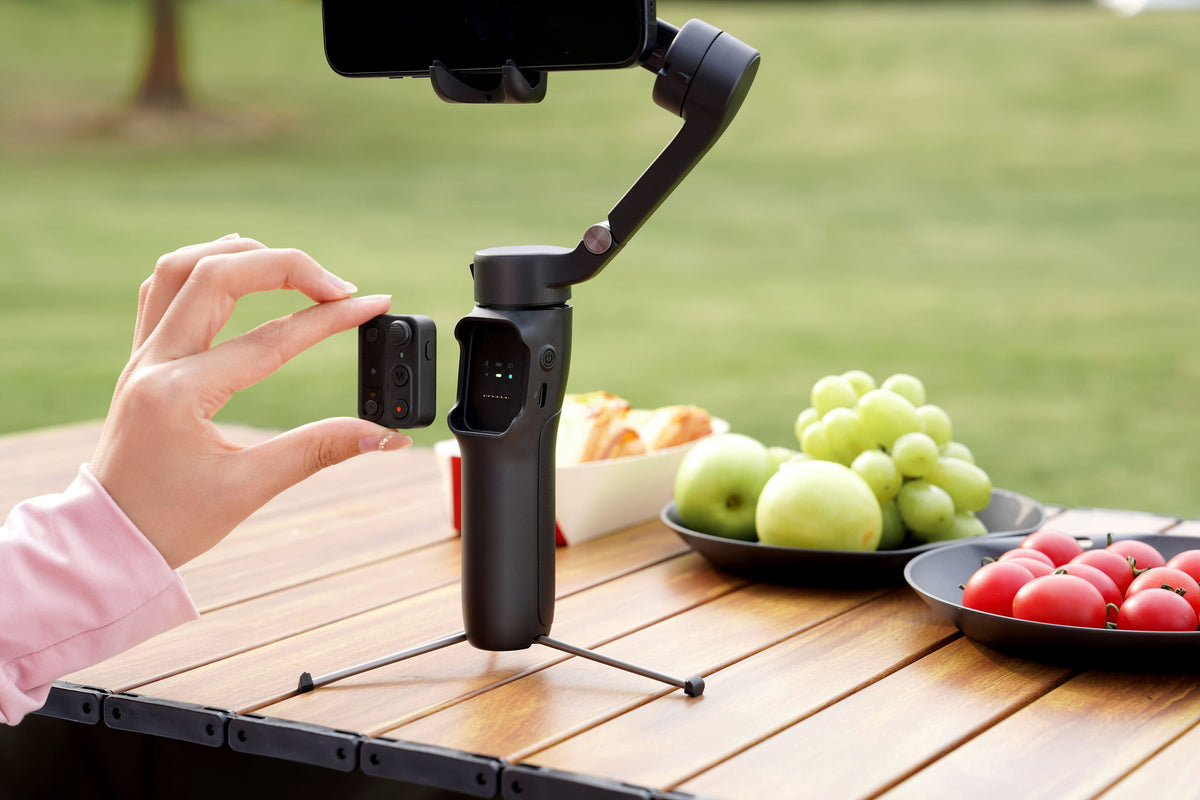 Hohem - iSteady V3 3-Axis Gimbal Stabilizer for Smartphone w/ AI Tracking, Detachable Remote, Extendable Pole, & Magnetic Light - Black