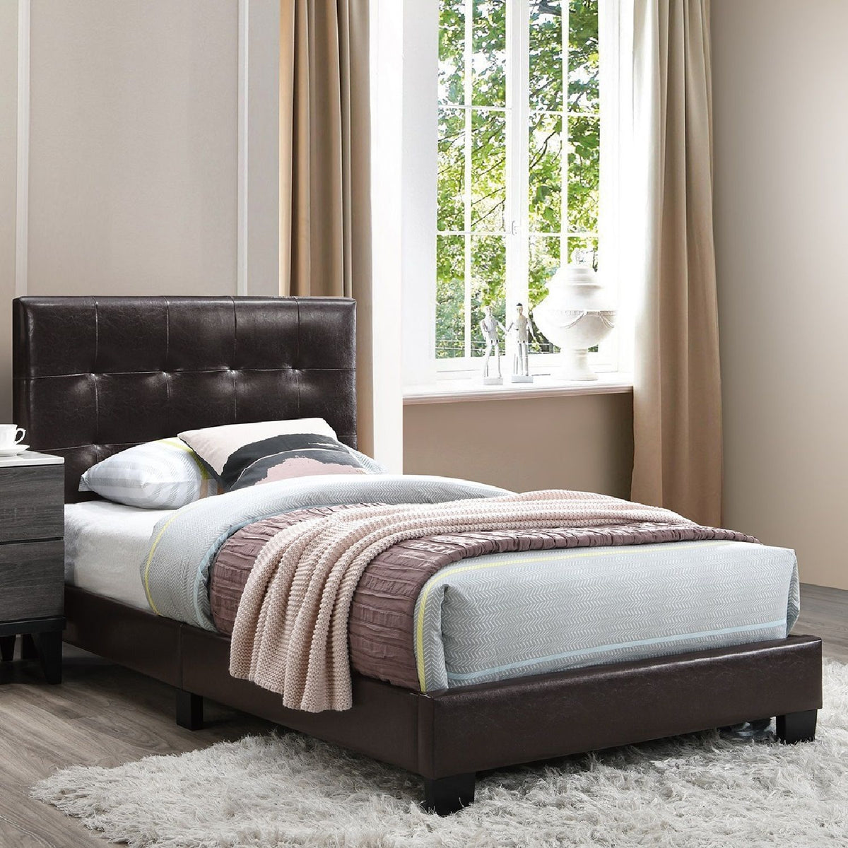 Cama de estilo contemporáneo, cabecera rectangular