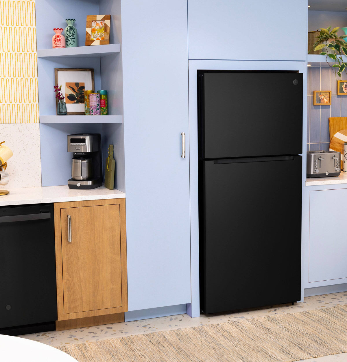 GE - 30 in. Wide 19 Cu. Ft. Freestanding Garage Ready Top Freezer Refrigerator with Bright LED Lighting - Black
