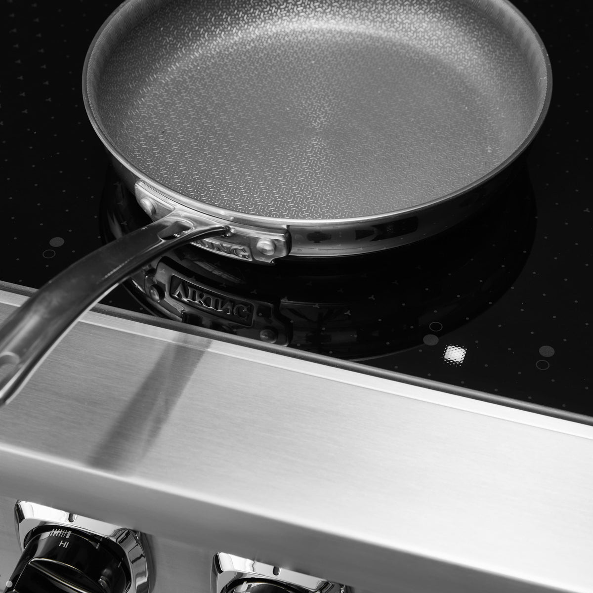 Viking - 48 in. Wide 6 Elements Pro 5 Series 7.3 Cu. Ft. Freestanding 6 Element Induction Convection Range - Splash