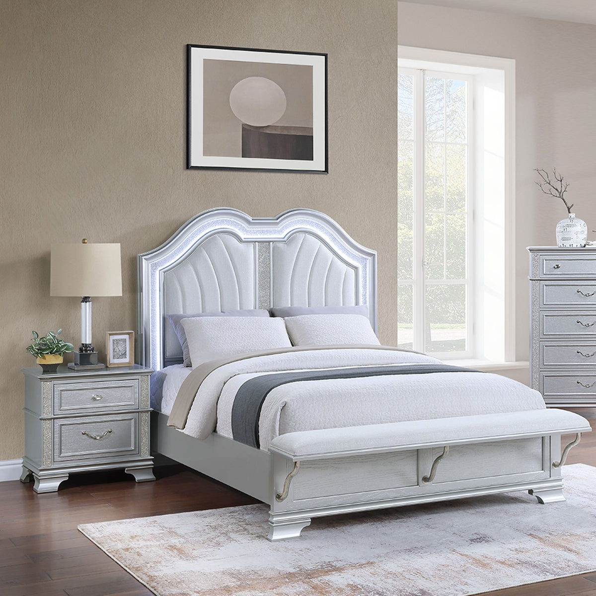 Cama elegante con banco integrado en el piecero y USB