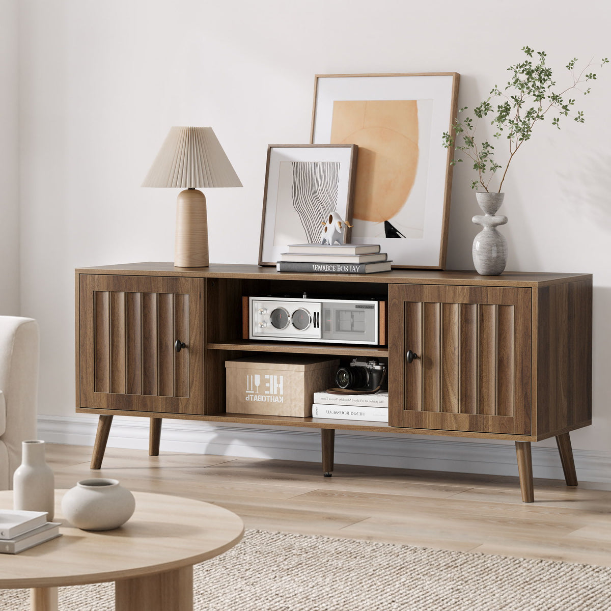 Mueble para TV de 55" con puertas de ranuras verticales, estantes ajustables - Nogal