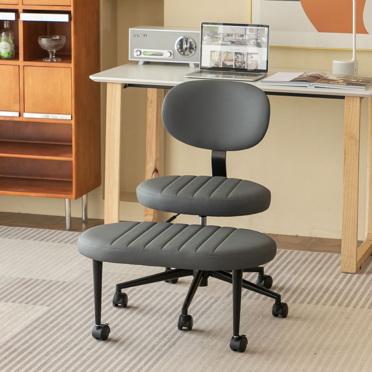 Silla de oficina ergonómica con soporte lumbar para sentarse con las piernas cruzadas