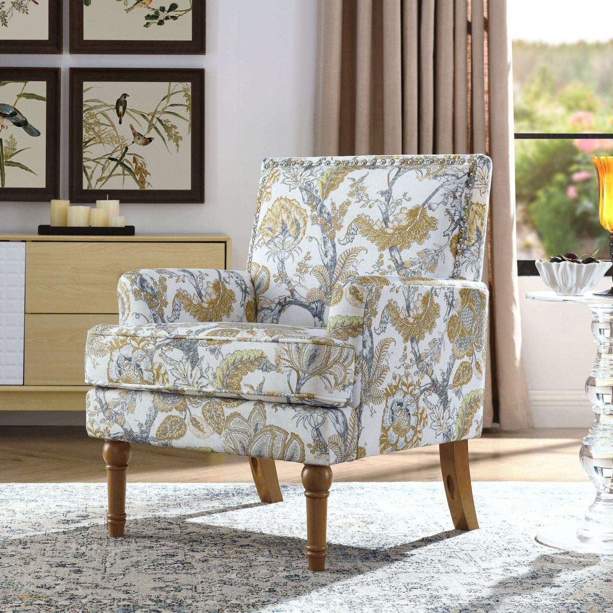 Sillón decorativo floral con ribete de tachuelas