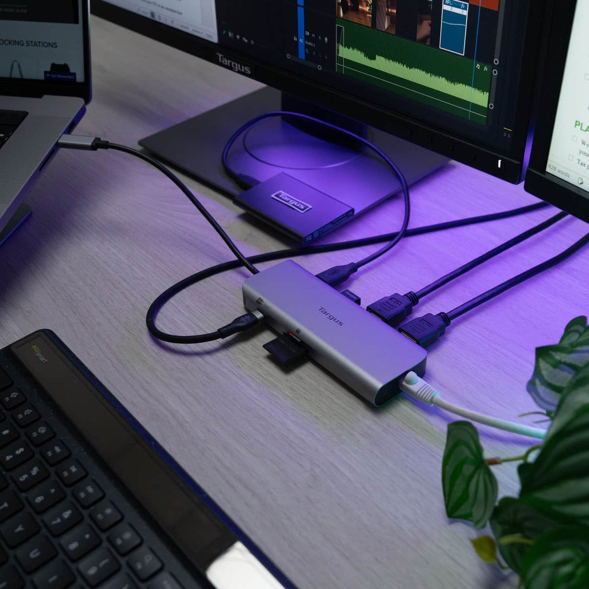 Targus - USB-C Alt. Mode Dual HDMI 4K Mobile Dock with 140W EPR Pass-Thru & SD Reader - Silver